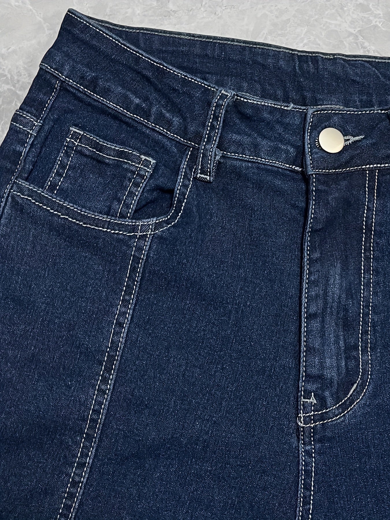 High-Waisted Flared Jeans – Medium Wash Denim with Leg-Lengthening Stitching