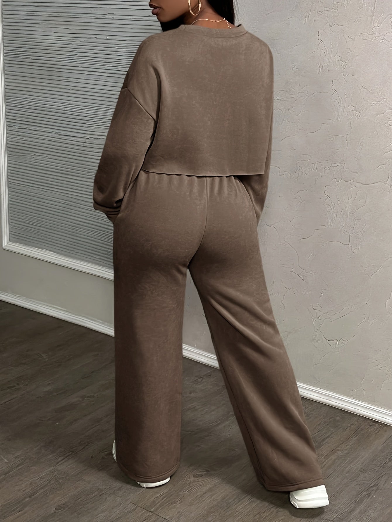 Damensweatshirt und Hosen mit weitem Bein im Lounge-Set | Übergroßes, kurz geschnittenes Oberteil | Kordelzugbund | Vordertaschen | 100 % Polyester | Herbst Winter